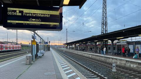 Eine Anzeige am Bahnhof Hanau kündigt den Ausfall einer Zugverbindung nach Frankfurt an.