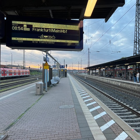 Eine Anzeige am Bahnhof Hanau kündigt den Ausfall einer Zugverbindung nach Frankfurt an.