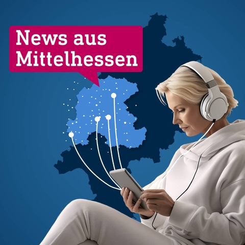 Eine Hessenkarte in dunkelblauer Farbe, wobei die Region Mittelhessen hellblau gefärbt ist. Auf dieser Färbung sind viele kleinere und einige größere Punkte zu sehen, von welchen weiße dünne Linien wegführen. Vor den eingefärbten Flächen ist eine Person platziert, die Kopfhörer trägt, von welchen auch weiße Linien bzw. Kabel wegführen.