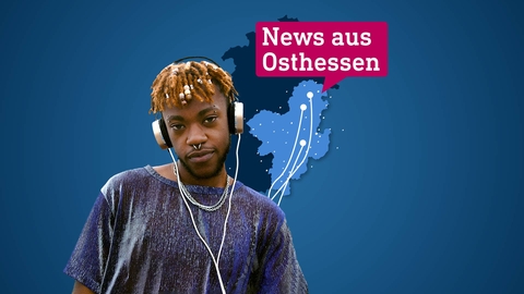 Eine Hessenkarte in dunkelblauer Farbe, wobei die Region Osthessen hellblau gefärbt ist. Auf dieser Färbung sind viele kleinere und einige größere Punkte zu sehen, von welchen weiße dünne Linien wegführen. Vor den eingefärbten Flächen ist eine Person platziert, die Kopfhörer trägt, von welchen auch weiße Linien bzw. Kabel wegführen.