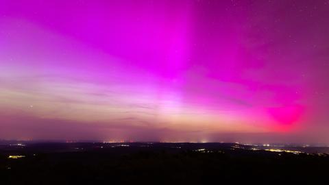 Polarlichter am nächtlichen Himmel über dem Pferdskopf bei Treisberg (Hochtaunus).