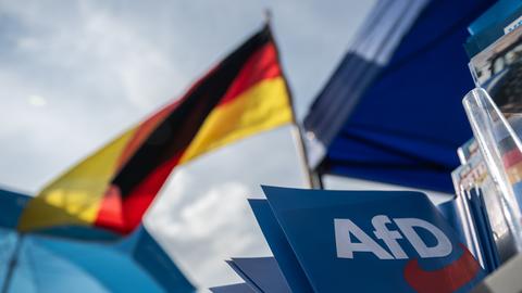 AfD-Fähnchen auf Veranstaltung vor Deutschland-Fahne