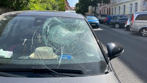 Das beschädigte Auto der Offenbacher AfD-Politikerin Christin Thüne.