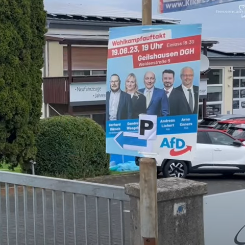 Plakat vor Haus