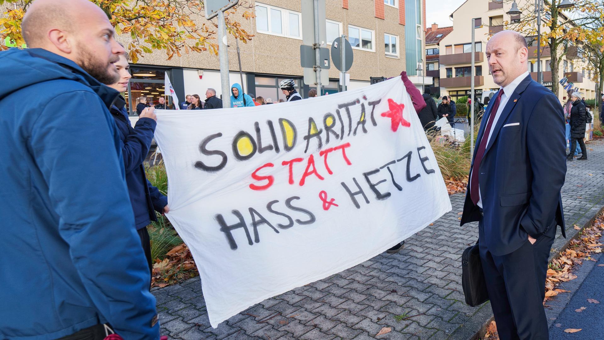 Parteitag der AfD Hessen Lichert und Lambrou wiedergewählt, Proteste