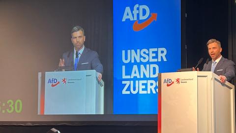 Jan Nolte, Spitzenkandidat der Hessen-AfD für die Bundestagswahl, am Pult des Parteitages