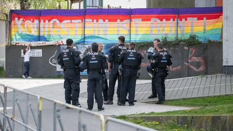 Polizisten stehen vor einem Banner mit der Aufschrift "Königstein ist bunt!"