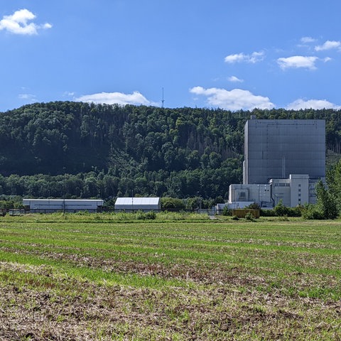 Blick von der hessischen Seite auf das stillgelegte Atomkraftwerk in Würgassen