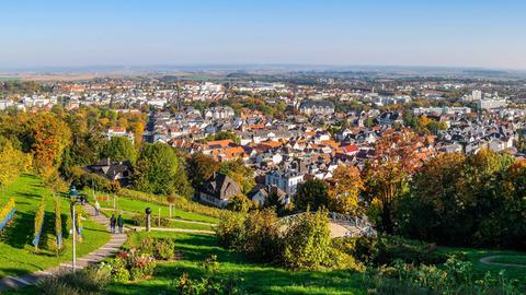 Ansicht von Bad Nauheim von einem nahen Berg aus: Häuser inmitten von Wäldern