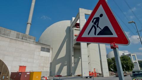 Blick auf das Atomkraftwerk Biblis