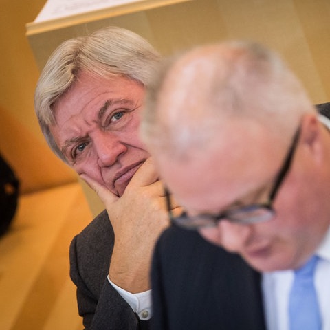 Volker Bouffier (li.) und Thomas Schäfer im Landtag