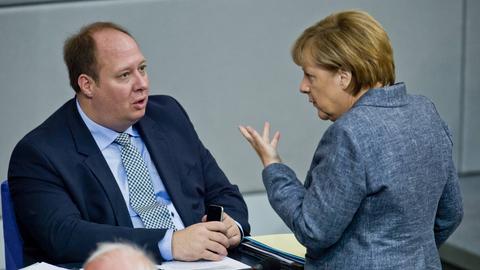 Helge Braun mit Angela Merkel im Bundestag