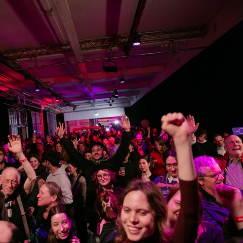 Feiernde Menschen bei einer Party 