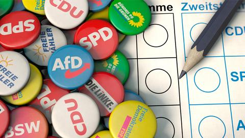 Buttons der Parteien SPD, CDU/CSU, AfD, Grüne, FDP, Linke und BSW liegen auf einem Häufchen durcheinander. Daneben ist verdeckt der Stimmzettel zu einer Bundestagswahl zu erkennen.