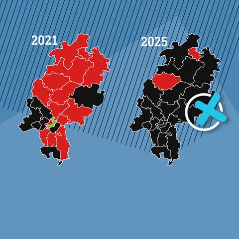 Zwei Hessenkarten mit eingezeichneten Wahlkreisen nebeneinander. Neben der linken steht "2021" und sie ist teils rot, teils schwarz und ein wenig grün eingefärbt. Neben der rechten steht "2025" und sie ist fast ganz schwarz, nur zwei Wahlkreise sind rot eingefärbt.