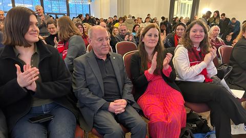 Hessens Linken-Spitzenkandidatin Janine Wisler (2.r.) applaudiert dem neben ihr sitzenden Gregor Gysi.