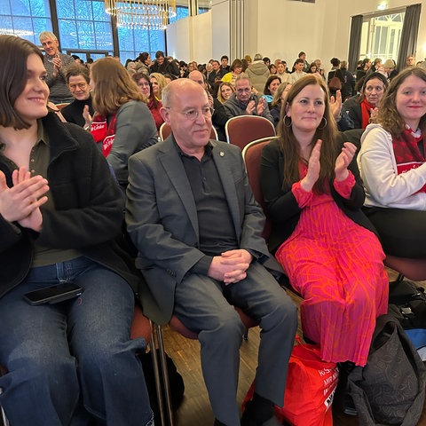 Hessens Linken-Spitzenkandidatin Janine Wissler (2.r.) applaudiert dem neben ihr sitzenden Gregor Gysi.