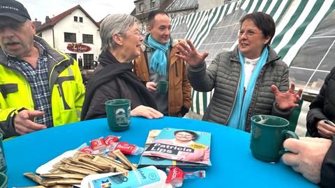 CDU-Spitzenkandidatin Patricia Lips spricht mit Bürgern am Infostand in Rödermark.