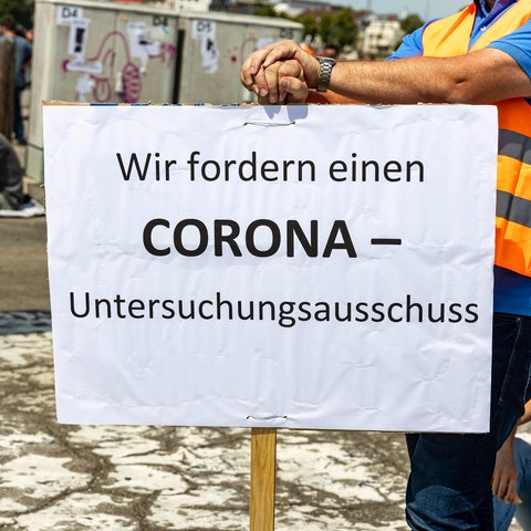 Ein Transparent auf einer Demo gegen die Corona-Maßnahmen fordert einen Untersuchungsausschuss