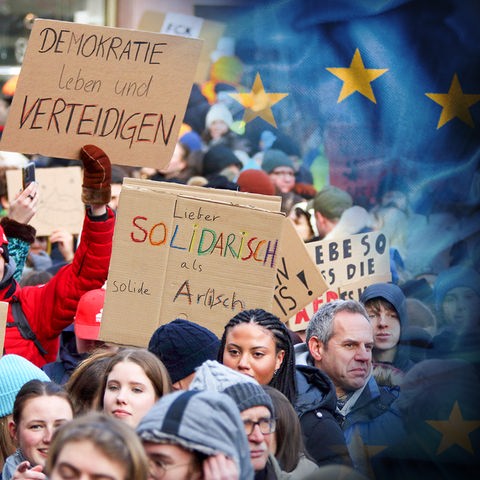Auf der linken Seite ein Bild einer Demonstration für Demokratie, im rechten Bildteil eine blaue Fahne mit gelben Sternen