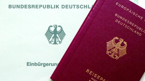 Einbürgerungsurkunde der Bundesrepublik Deutschland und ein deutscher Reisepass