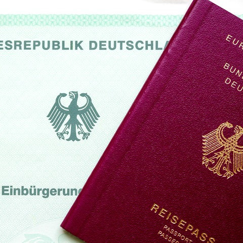 Einbürgerungsurkunde der Bundesrepublik Deutschland und ein deutscher Reisepass