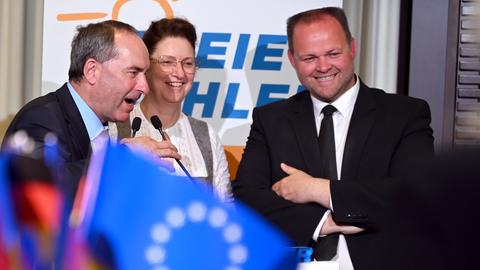 Engin Eroglu (rechts) mit Hubert Aiwanger bei der Europawahlparty der Freien Wähler in Berlin. 