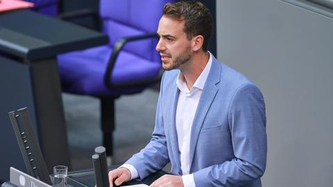 Politiker am Rednerpult im Bundestag