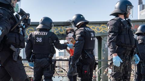 Festnahme während der Demonstration des Bündnis Seebrücke in Frankfurt