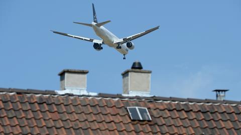 Ein Flugzeug über den Dächern von Flörsheim.