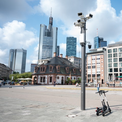 Kameras einer Videoüberwachungsanlage hängen an der Hauptwache in der Frankfurter Innenstadt.