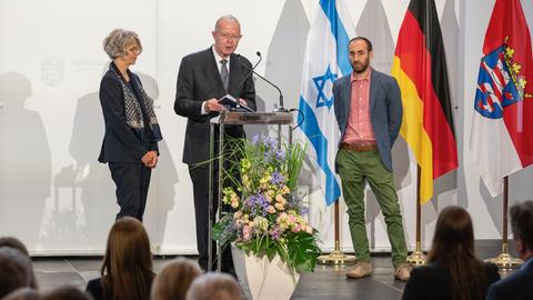 Yonathan Zeigen (r.) nahm den Hessischen Friedenspreis für seine Mutter vom Kuratoriumsvorsitzenden Karl Starzacher und Michaela Jäckel-Osswald entgegen.