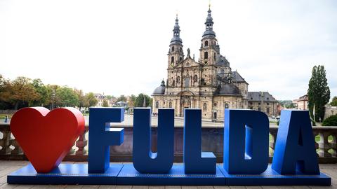 Ein Schriftzug Fulda in blau mit einem roten Herz vor dem Dom von Fulda