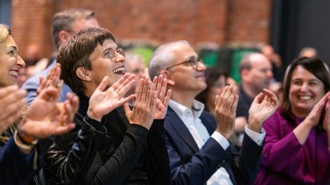 Klatschende und lachende Grünen-Politiker, im Vordergrund Anna Lührmann, dahinter Tarek Al-Wazir