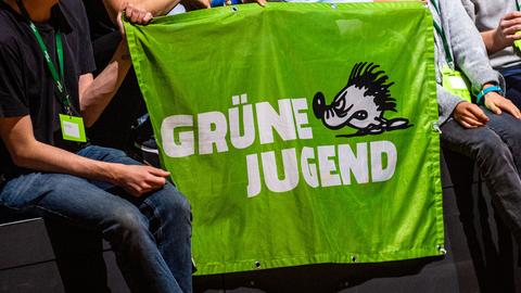 Auf einer Fahne steht "Grüne Jugend"