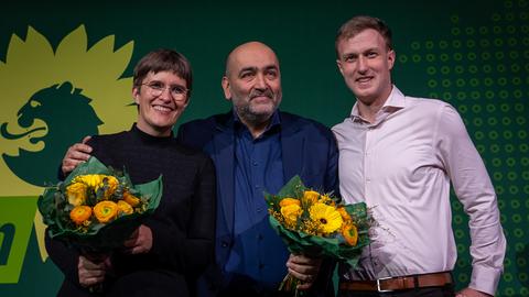 Das grüne Spitzen-Duo Anna Lührmann und Omid Nouripour (mitte) mit Landeschef Andreas Ewald