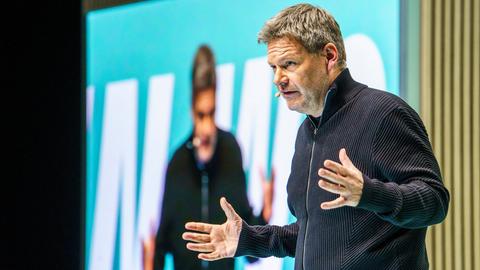 Robert Habeck (Bündnis90/Die Grünen), Bundeswirtschaftsminister und Kanzlerkandidat seiner Partei, steht auf der Bühne  in der Jahrhunderthalle.