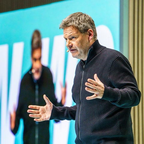 Robert Habeck (Bündnis90/Die Grünen), Bundeswirtschaftsminister und Kanzlerkandidat seiner Partei, steht auf der Bühne  in der Jahrhunderthalle.