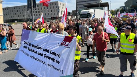 Demonstrierende in Darmstadt mit DGB-Fahnen.