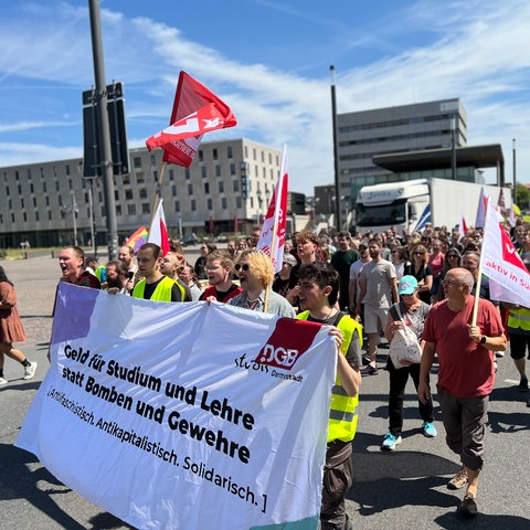 Demonstrierende in Darmstadt mit DGB-Fahnen.