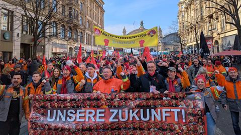 Eine Menge an Menschen zieht durch die Kaiserstraße - viele Fahnen sind zu sehen sowie ein Banner mit der Aufschrift "Unsere Zukunft".