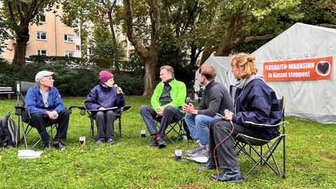 OB Schoeller macht sich ein Bild vom Protestcamp in Kassel