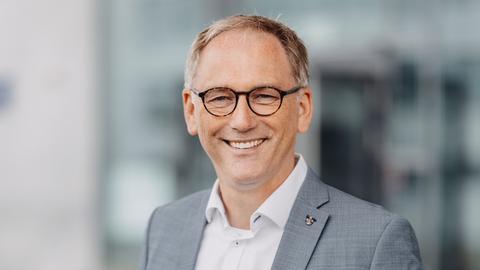 Landratskandidat Limburg-Weilburg: Mann in grauem Anzug und Brille