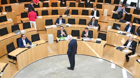 Plenardebatte mit Sicherheitsabstand: Ministerpräsident Bouffier (CDU, stehend) am Dienstag im Gespräch mit Abgeordneten.