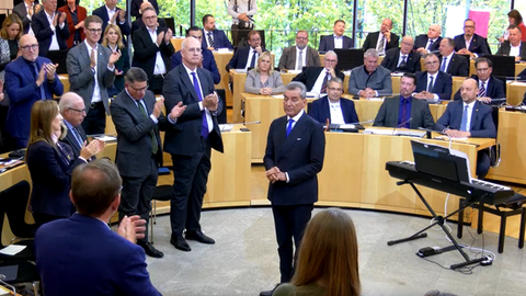 Applaus im Stehen für Michel Friedman im Landtag - und die AfD saß.