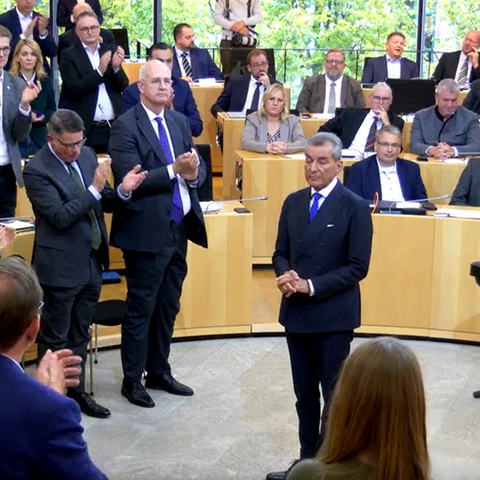 Applaus im Stehen für Michel Friedman im Landtag - und die AfD saß.