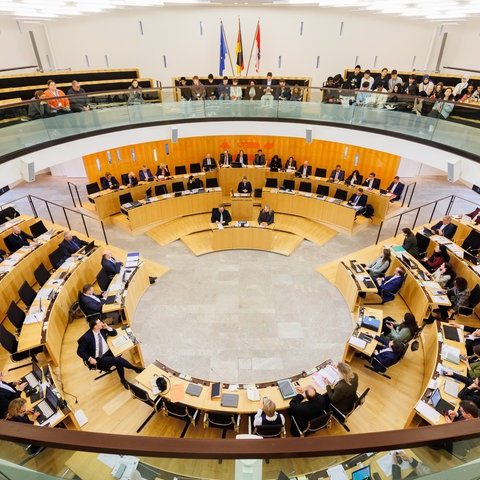 Blick von der Besuchertribüne auf den Plenarsaal mit den Landtagsabgeordneten