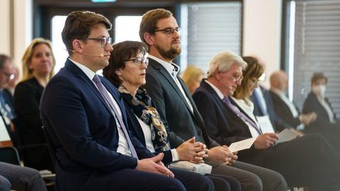 Vor der erstmaligen Verleihung des Walter-Lübcke-Demokratie-Preises 2020 sitzen die Söhne des am 1. Juni 2019 ermordeten Politikers, Christoph Lübcke (l) und Jan-Hendrik Lübcke (3.v.l.) und dessen Witwe Irmgard Braun Lübcke in der ersten Reihe. Rechts ist der ehemalige hessische Ministerpräsident Volker Bouffier zu sehen.