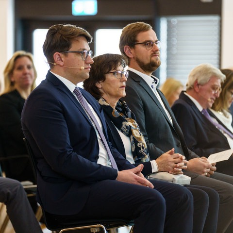 Vor der erstmaligen Verleihung des Walter-Lübcke-Demokratie-Preises 2020 sitzen die Söhne des am 1. Juni 2019 ermordeten Politikers, Christoph Lübcke (l) und Jan-Hendrik Lübcke (3.v.l.) und dessen Witwe Irmgard Braun Lübcke in der ersten Reihe. Rechts ist der ehemalige hessische Ministerpräsident Volker Bouffier zu sehen.