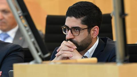 SPD-Wirtschaftsminister Kaweh Mansoori auf der Regierungsbank im Landtag